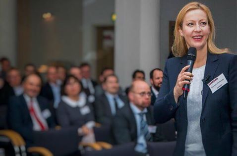 Moderation Digitalisierung Krankenkassen Carmen Hentschel auf der Comline Tagung 2017 mit Mikrophon vor Publikum