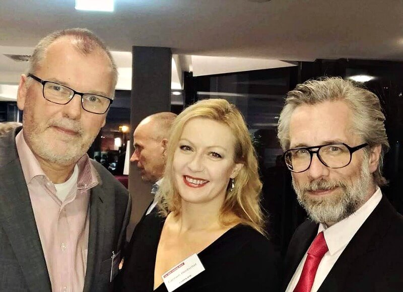 Moderation Digitalisierung Krankenkassen beim Comline Infotag Carmen Hentschel mit Comline Vorstand Stephan Schilling und Professor Stefan Heinemann