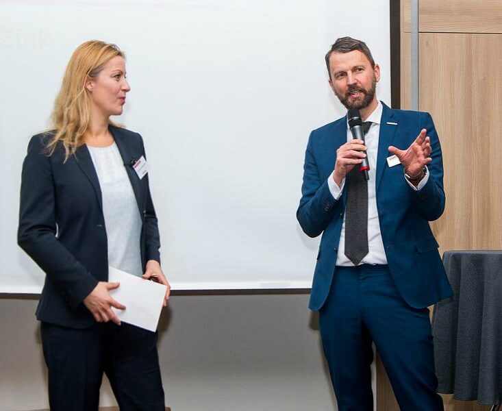 Moderation Digitalisierung Krankenkassen Carmen Hentschel im dunkelblauen Hosenanzug mit Interviewpartner auf der Bühne