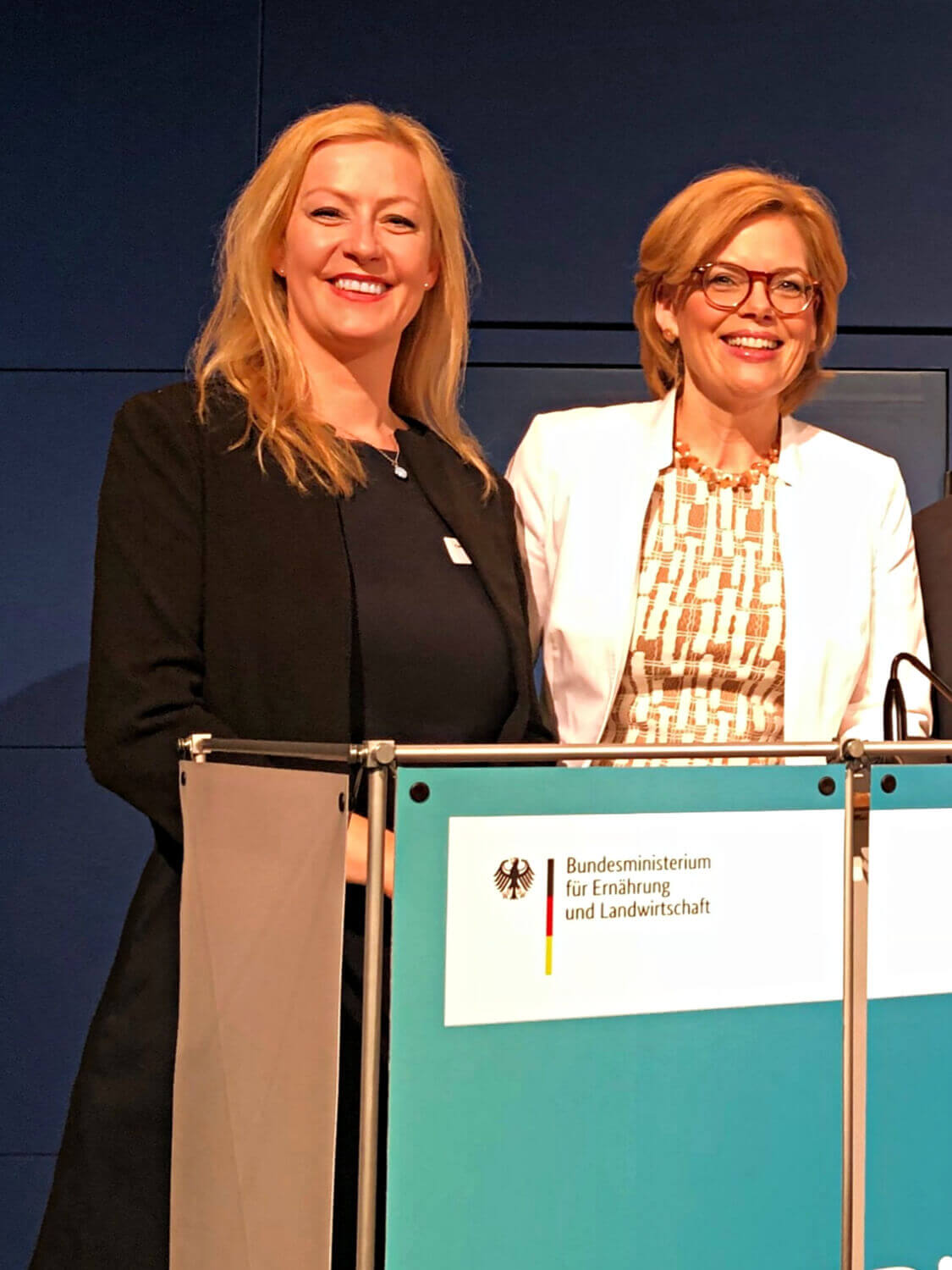 Berlin-Moderatorin-Carmen-Hentschel-mit Ministerin-Julia-Klöckner 
