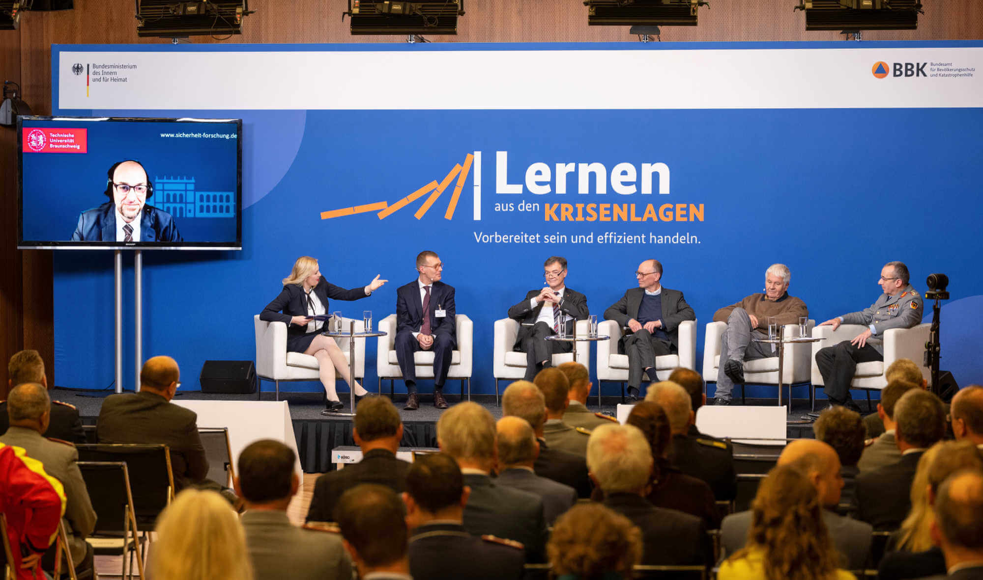Carmen-Hentschel-Politik-Moderatorin-Podiumsdiskussion-Europa-Digitalisierung Carmen-Hentschel-Politik-Moderatorin-Podiumsdiskussion-Europa-Digitalisierung