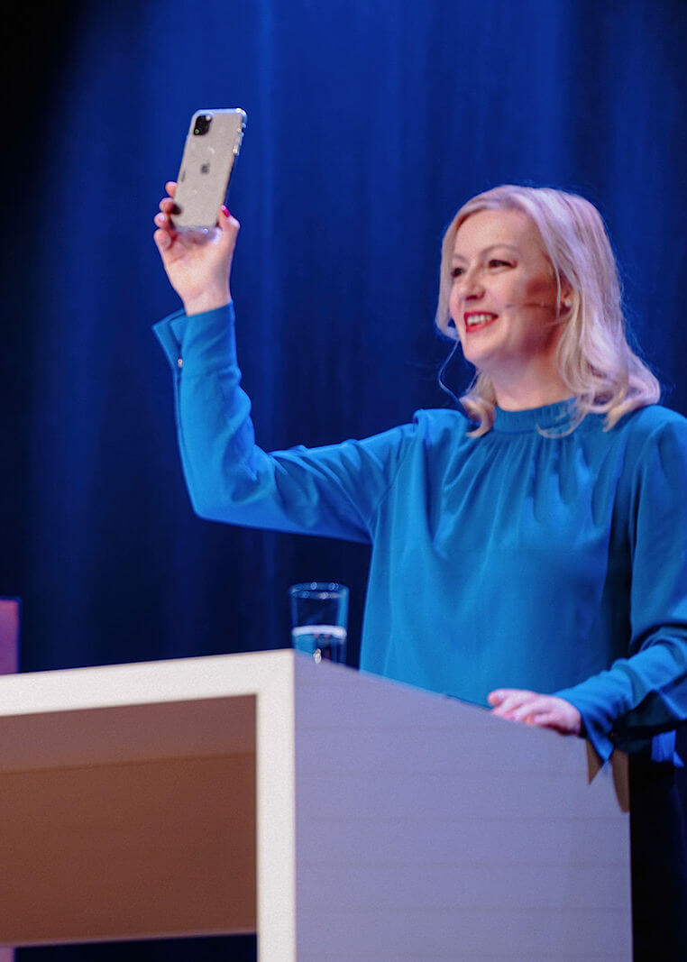 moderatorin-finanzen-lebendiges-event-interaktion-carmen-hentschel