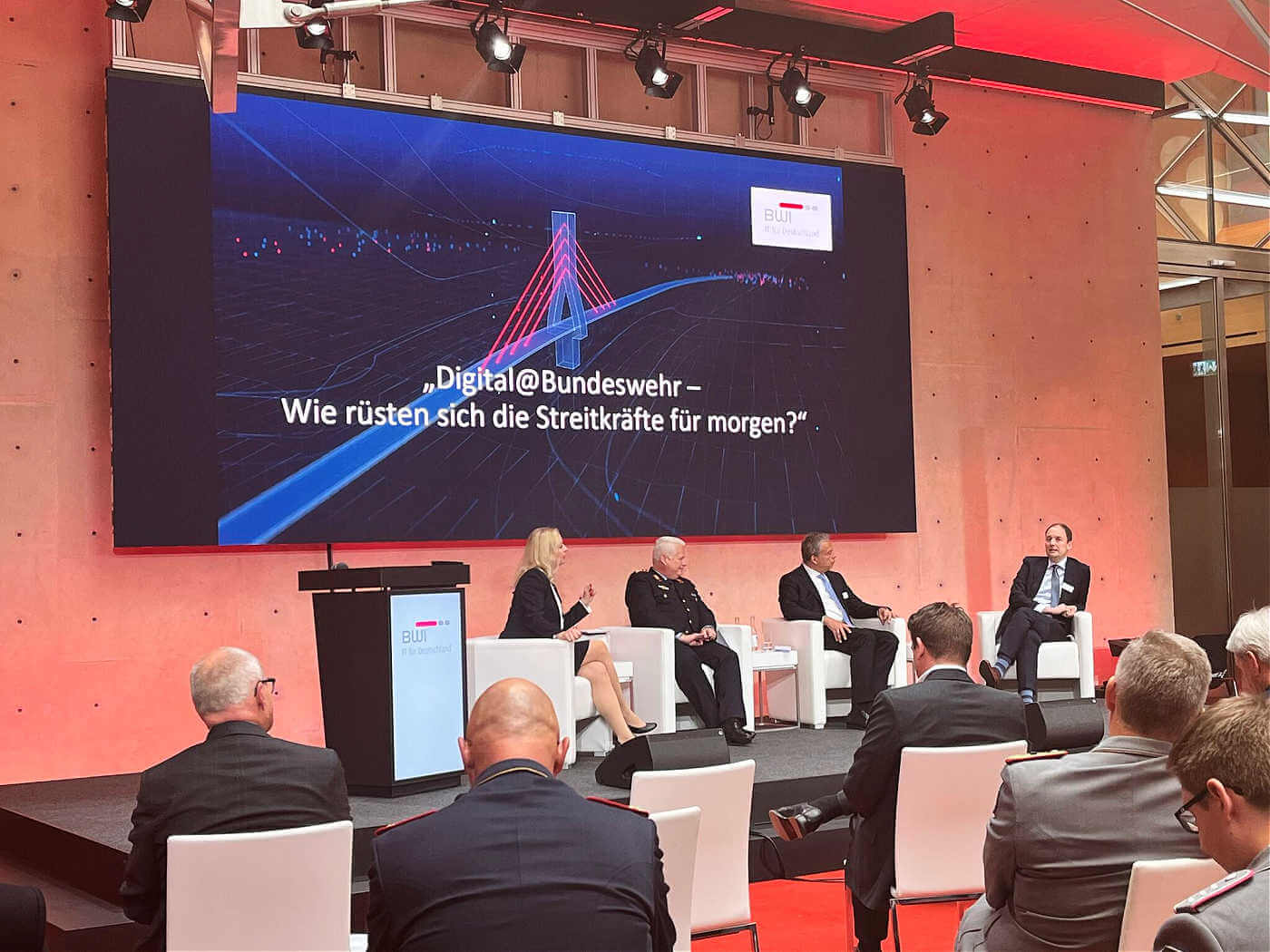moderator-paneldiskussion-berlin-carmen-hentschel-digital-bundeswehr