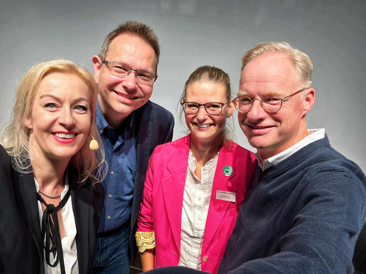 moderatorin-Künstliche-intelligenz-carmen-hentschel-moderation-dresden-event-fit-zukunft-podiumsdiskussion moderatorin-dresden-künstliche-intelligenz-carmen-hentschel-event-fit-zukunft-podiumsdiskussion