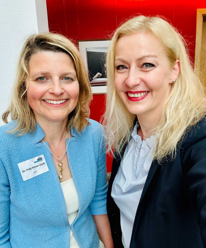 moderatorin-frankfurt-nachhaltiges-wirtschaften-carmen-hentschel-mit-fritzi-koehler-geib-kfw-bank