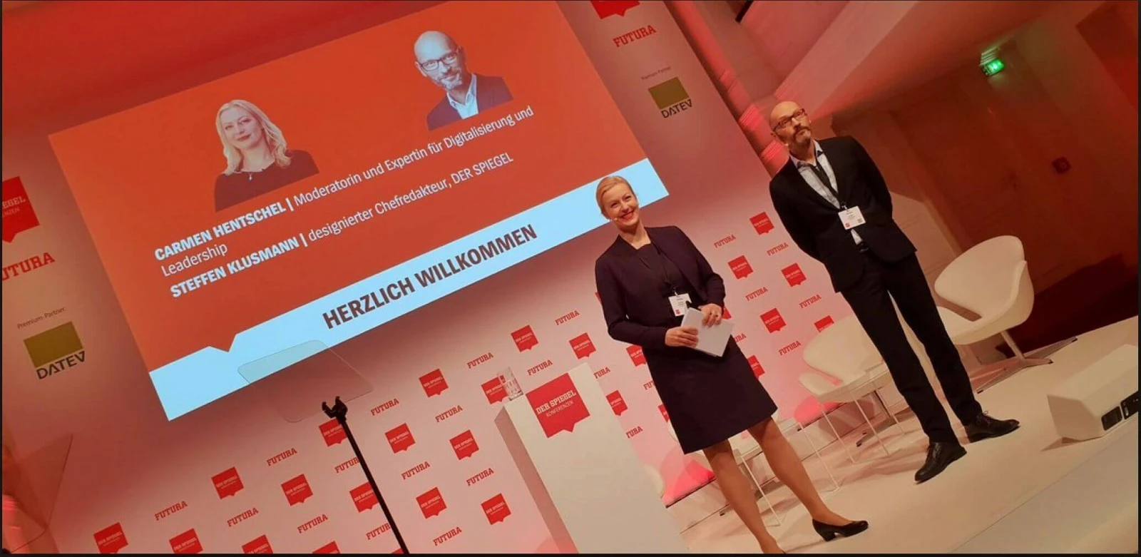 zukunftsexpertin-digitalmoderatorin-carmen-hentschel-moderiert-futura-spiegel-zukunftskonferenz-in-hamburg