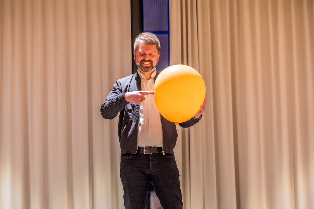 moderatorin-sustainability-carmen-hentschel-interkation-mit-speaker-tim-buchholz