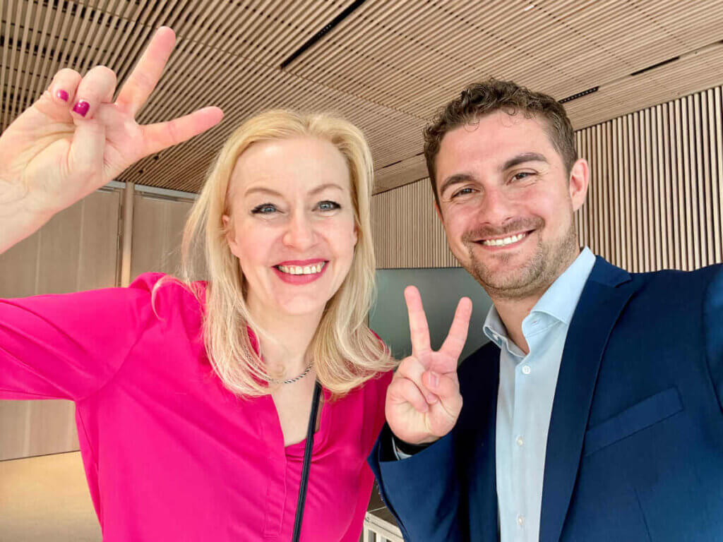 KI-moderatorin-carmen-hentschel-mit-ki-experten-alexander-zorn-fraunhofer-iais