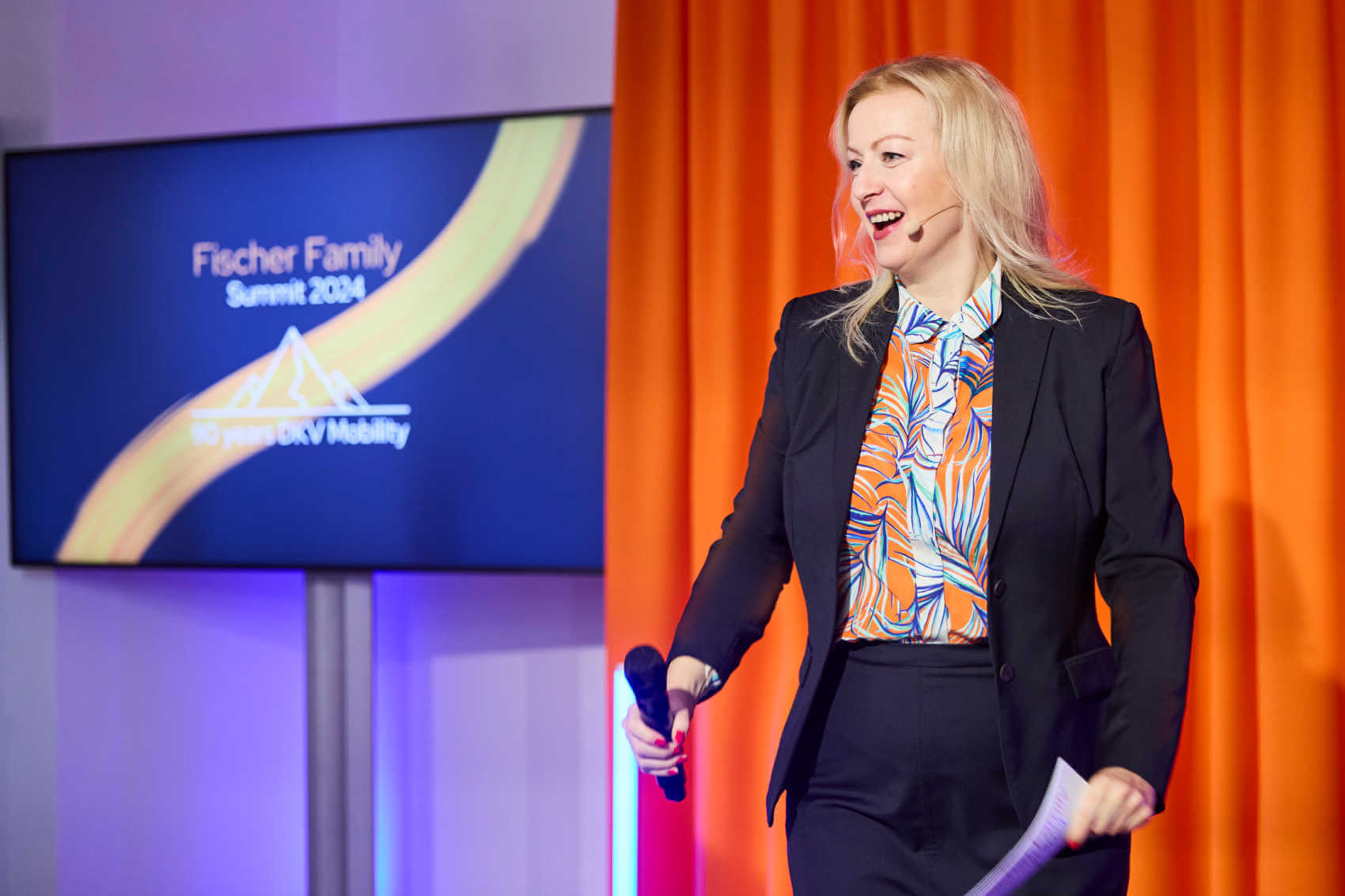 professionelle-moderatorin-event-münchen-carmen-hentschel business moderatorin köln für wirtschaftsevents, politik und moderationen in der wissenschaft