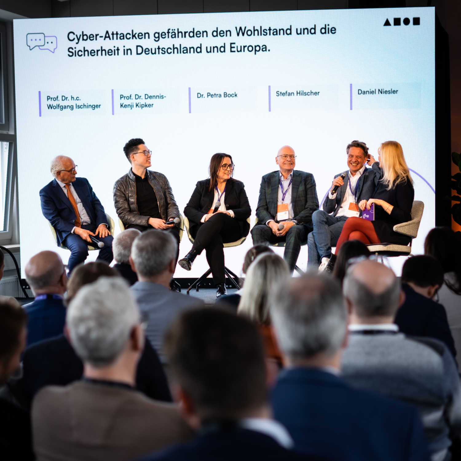 moderatorin-podiumsdiskussion-cyber-security-carmen-hentschel (1) moderatorin-podiumsdiskussion-cyber-security-panel-digitalisierung-carmen-hentschel