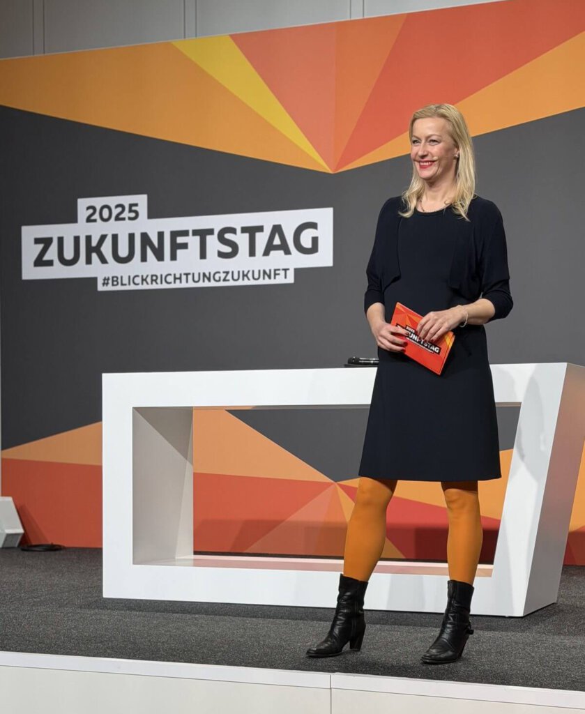 carmen-mitnimmt Carmen Hentschel, Keynote Speakerin für Künstliche Intelligenz, auf der Bühne
