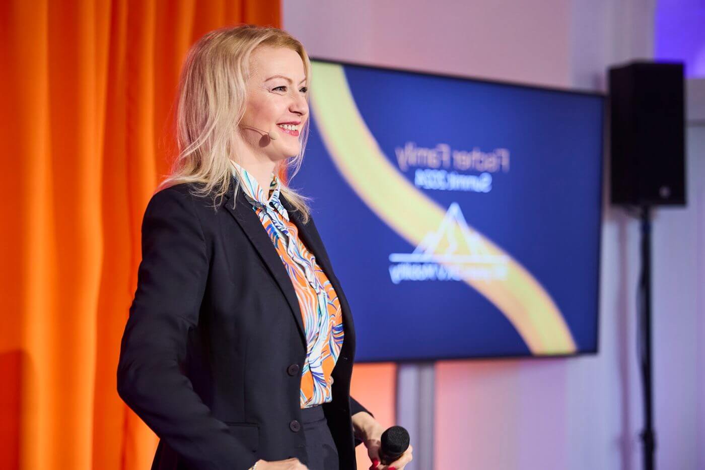 mitnimmt-keynote-ki Carmen Hentschel als Keynote Speakerin für Künstliche Intelligenz auf der Bühne
